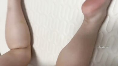 摄影师忽悠❤️几个舞蹈培训班的学妹穿上丝袜拍摄借机咸猪手摸逼有个妹子成功被操（51V) (12)